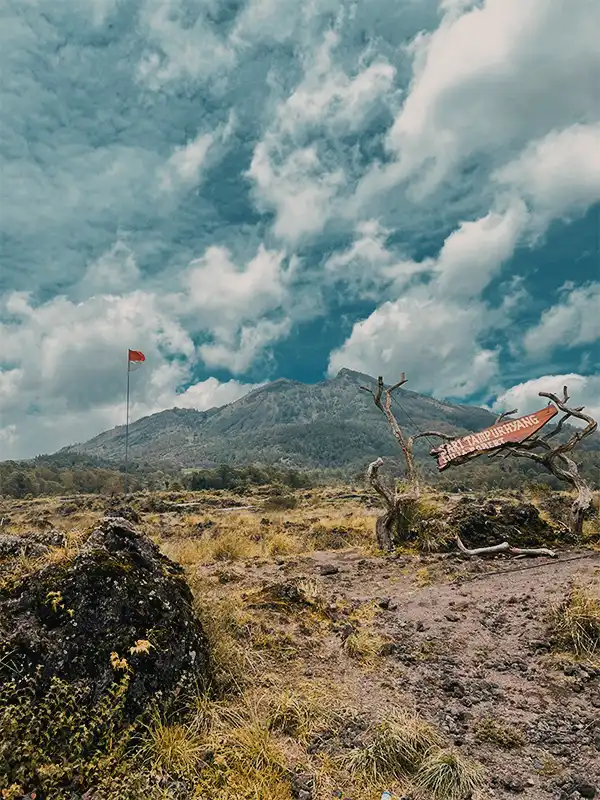 Julia Roberts Point offers breathtaking panoramic views of Mount Batur and its vast volcanic caldera in the heart of Kintamani, Bali. Made famous by the film Eat Pray Love, this scenic viewpoint is a popular stop on the Kintamani Batur tour with BaliWondersTour. Enjoy the dramatic landscape of Batur volcano and Lake Batur from one of Bali's most iconic highland locations.