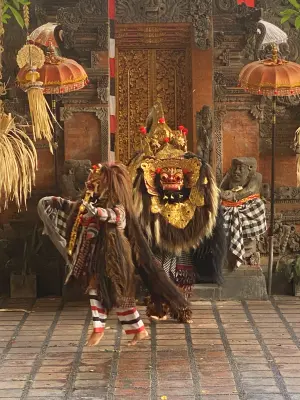 Experience the Balinese Barong & Kris Dance Show, a traditional Balinese cultural performance that brings to life the mythical battle between good and evil. Featuring elaborate costumes, expressive storytelling, and vibrant gamelan music, this Barong dance Bali experience is a highlight of any Bali cultural tour. Witness this powerful tradition with BaliWondersTour as part of your journey through Ubud and Kintamani.