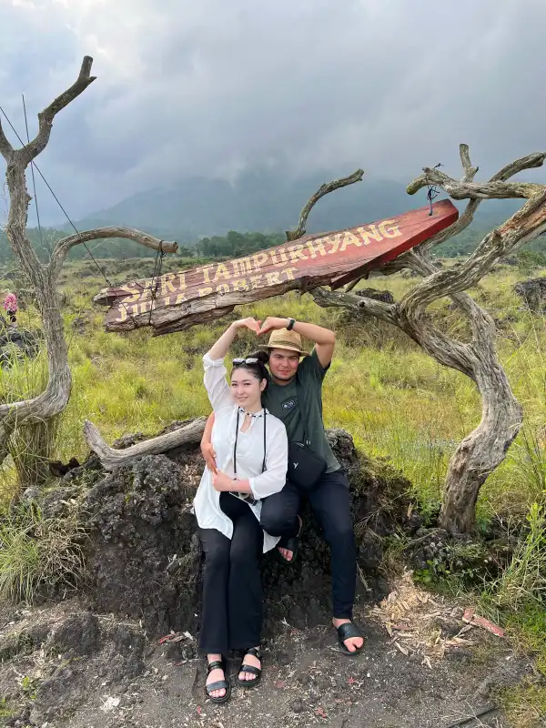 Capture romantic moments at Kintamani Julia Roberts Couple Point, a scenic viewpoint overlooking the majestic Mount Batur and Lake Batur in Bali's highlands. Known from the movie Eat Pray Love, this iconic location offers panoramic Bali volcano views and serene natural beauty. A perfect photo spot for couples visiting Kintamani Mount Batur as part of a full-day tour with BaliWondersTour. 